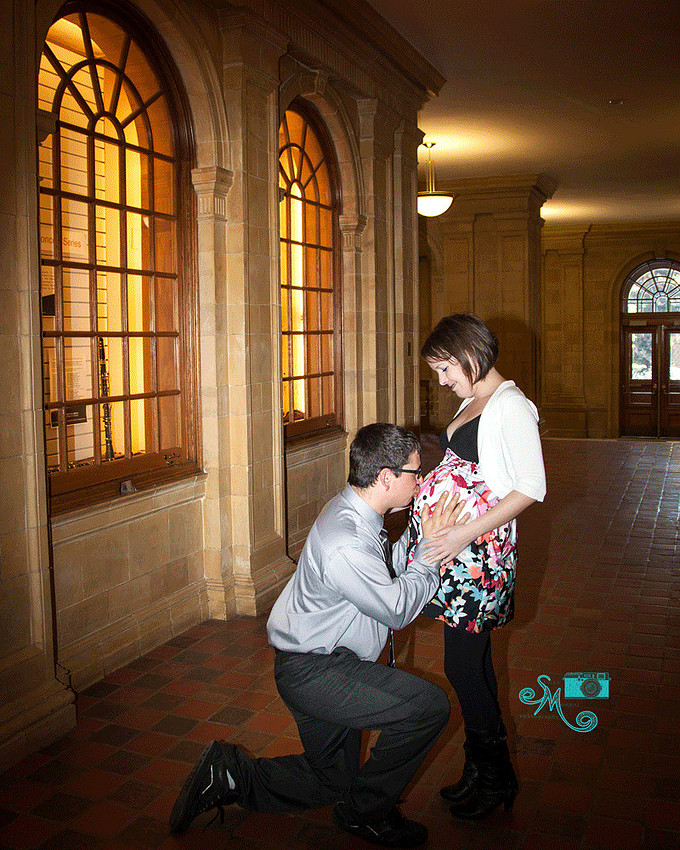 a dad to be kisses the mom to be's belly