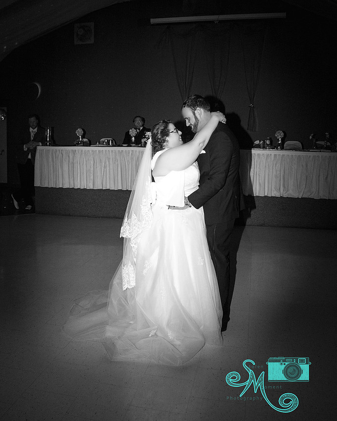 first dance between bride and groom
