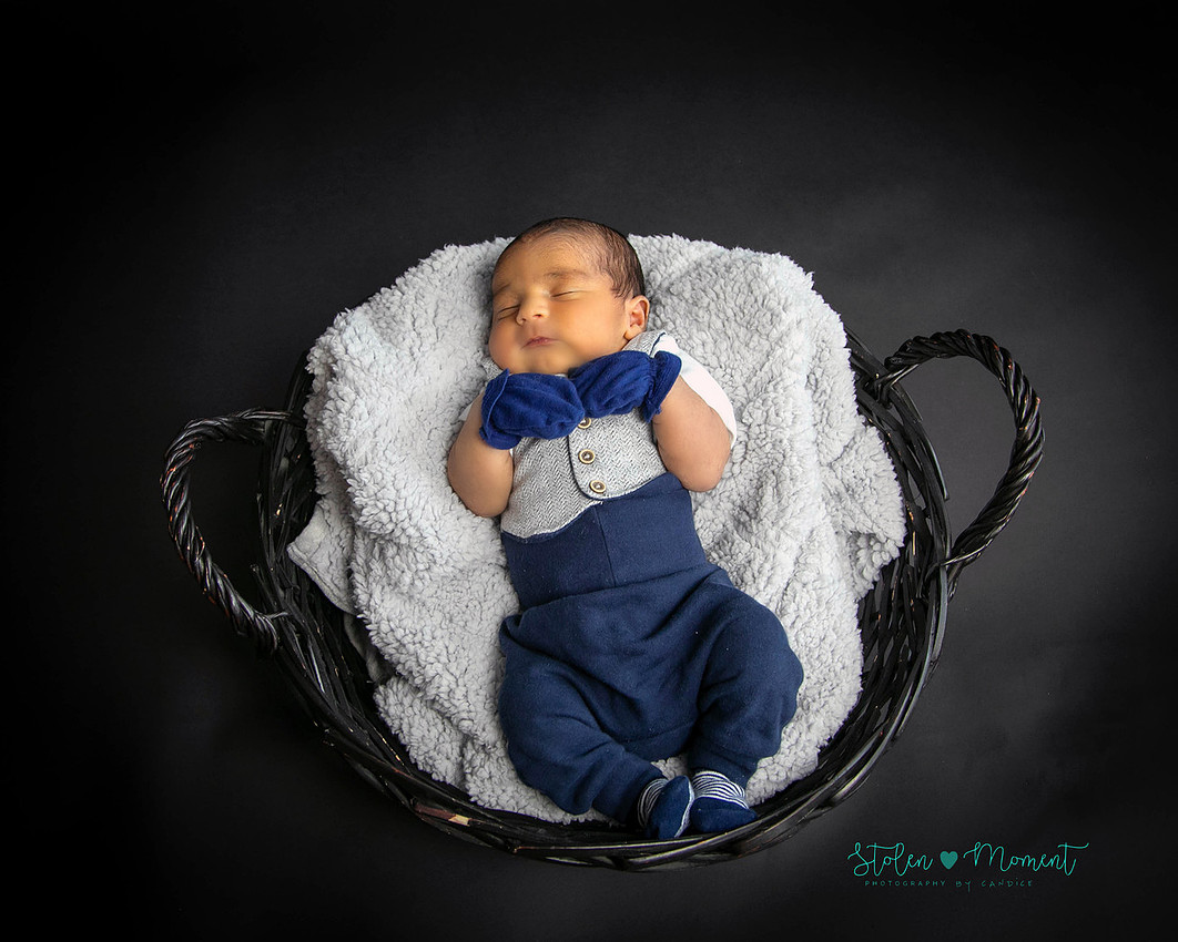8 day old boy with his two older brothers and his beautiful mom