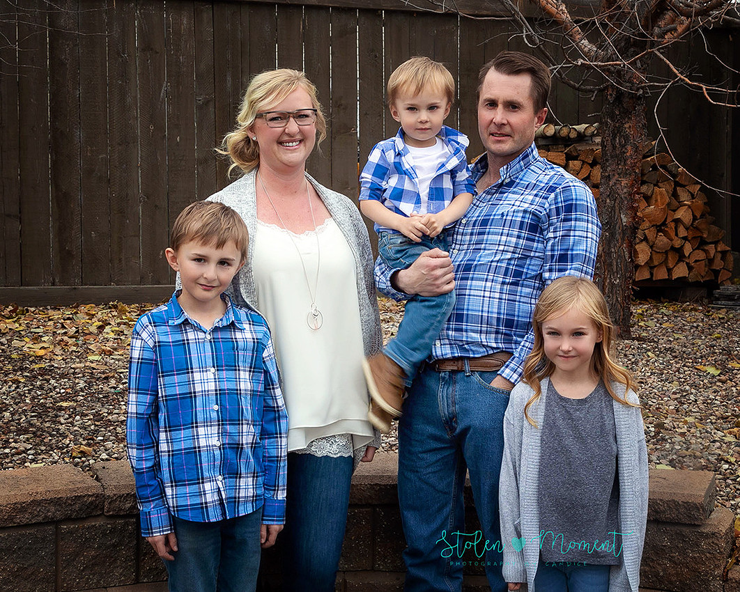 Family of fifteen photographed on a chilly fall afternoon in a Stony Plain backyard.